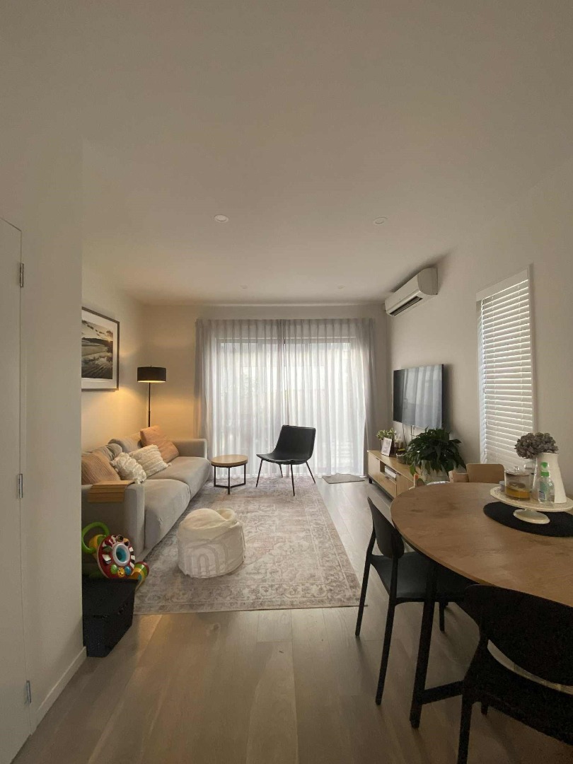 Stylish 3-Bedroom 2.5 bathroom plus a study in Prime Westgate Location photo