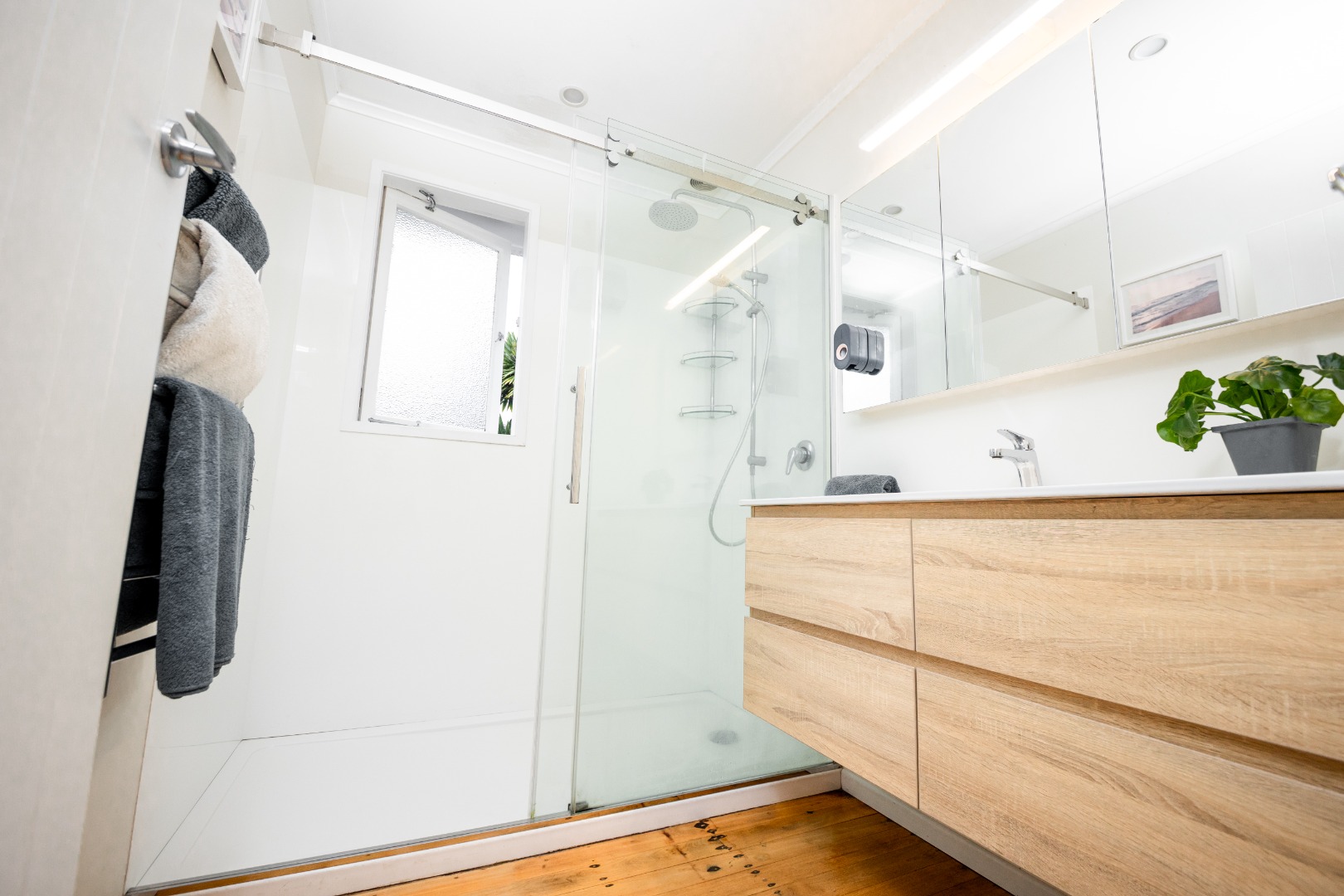 Sunny beautifully renovated 3 bedroom family home photo