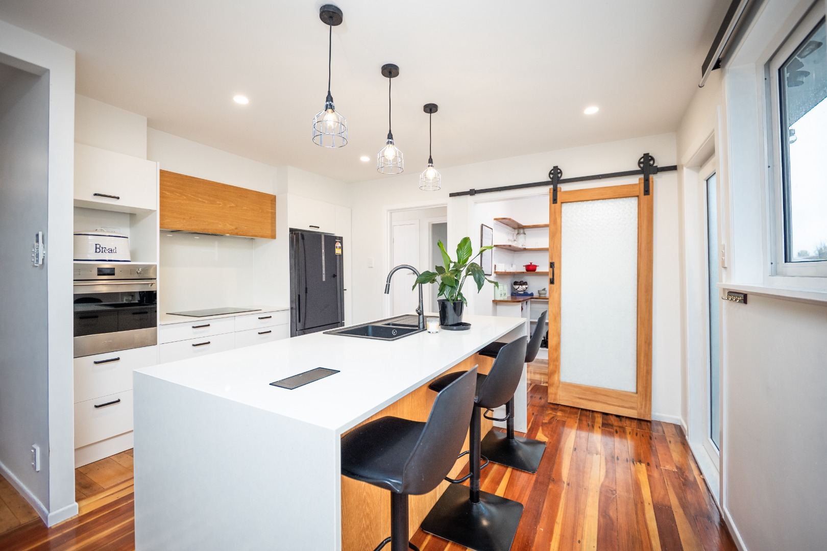 Sunny beautifully renovated 3 bedroom family home photo