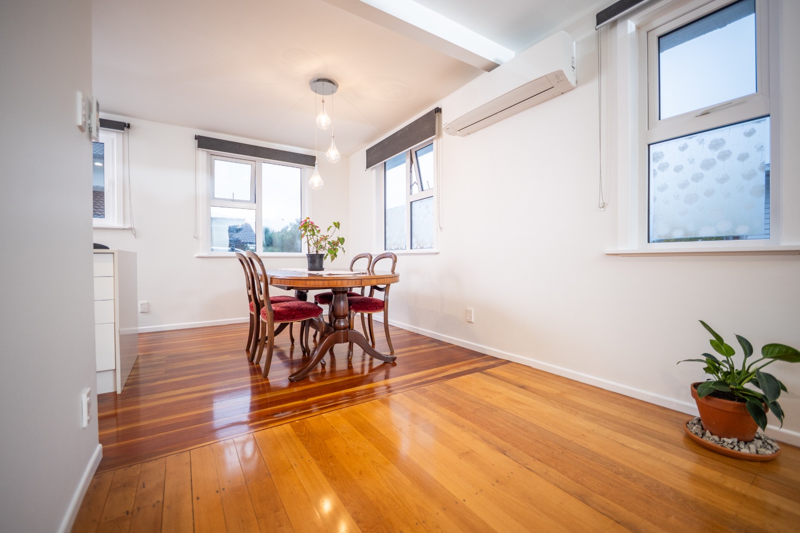 Sunny beautifully renovated 3 bedroom family home photo