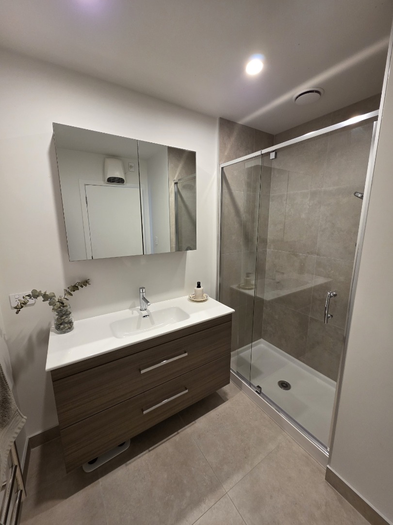 Sunny 2 Bedroom 2 Bathroom with one parking space near new family home photo