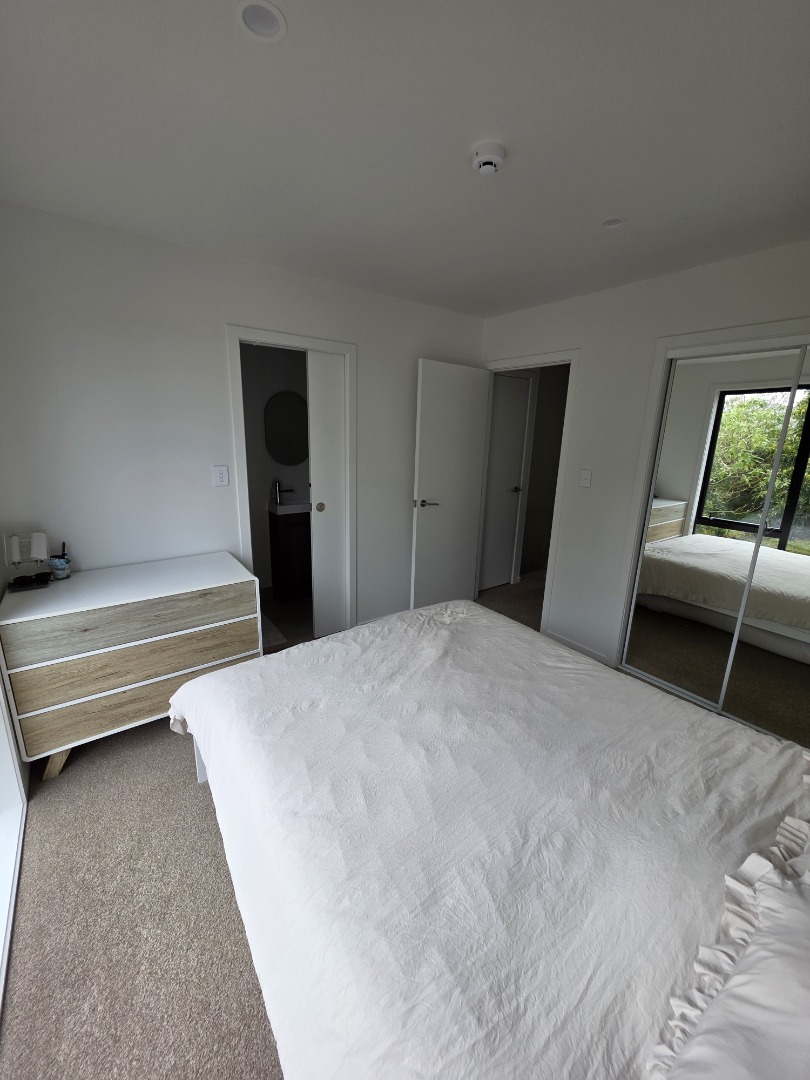 Sunny 2 Bedroom 2 Bathroom with one parking space near new family home photo