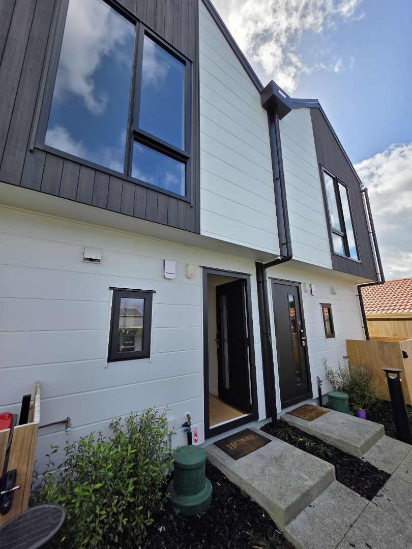 Sunny 2 Bedroom 2 Bathroom with one parking space near new family home photo