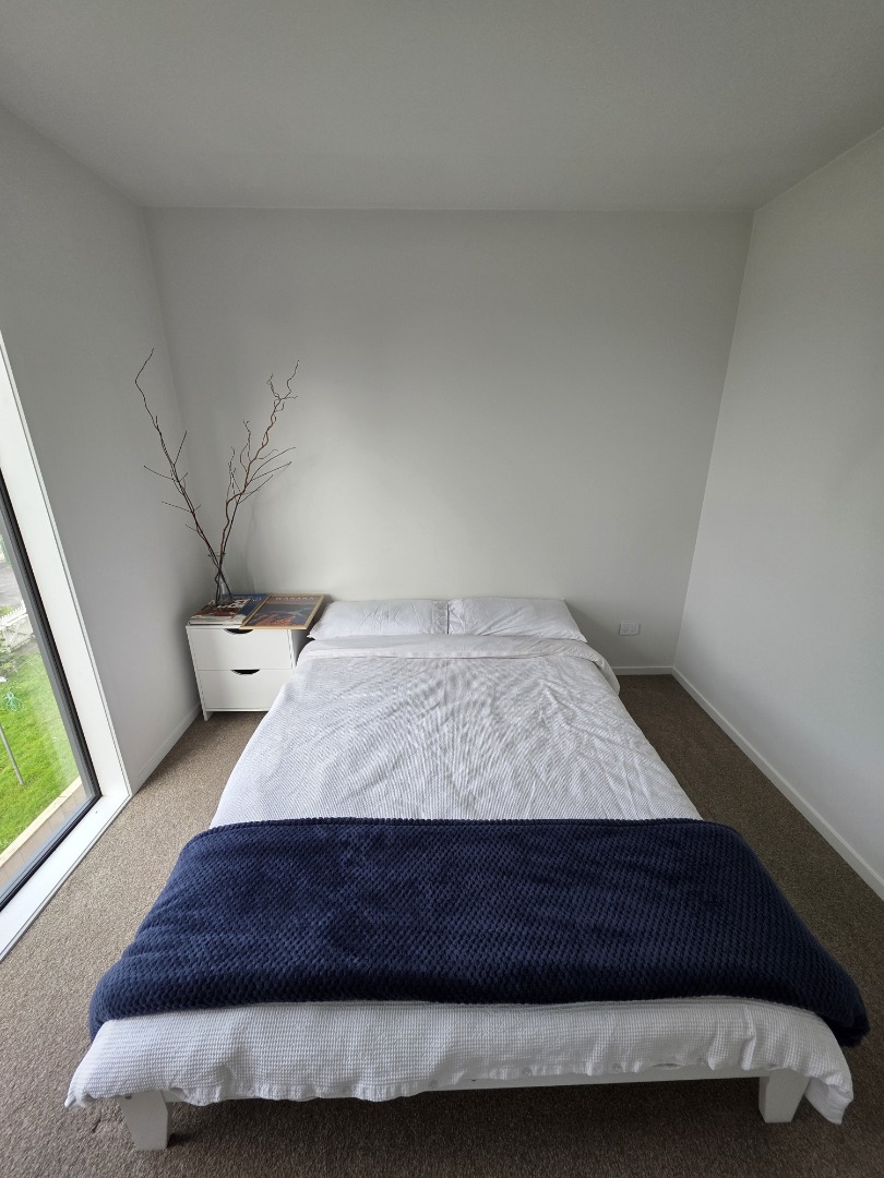 Sunny 2 Bedroom 2 Bathroom with one parking space near new family home photo