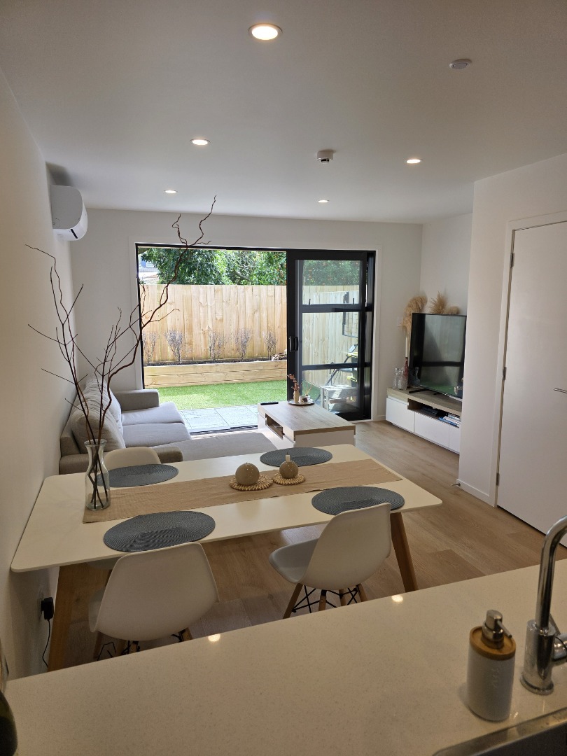Sunny 2 Bedroom 2 Bathroom with one parking space near new family home photo