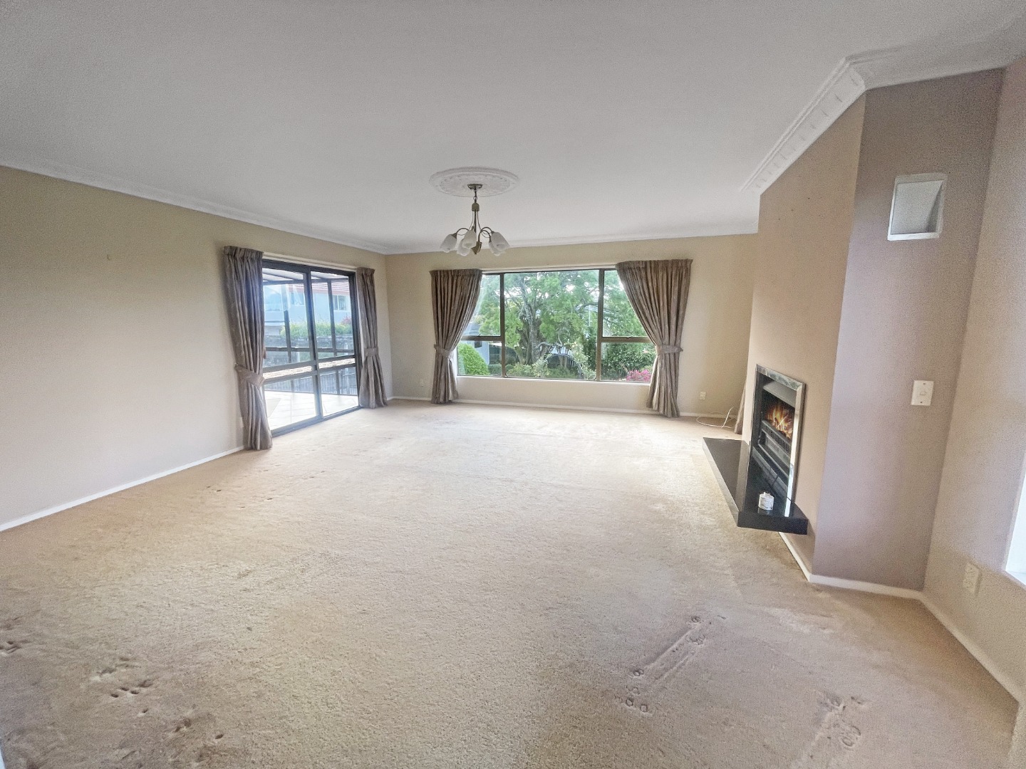 4Bed Family home + Self-Contained 1Bed  photo