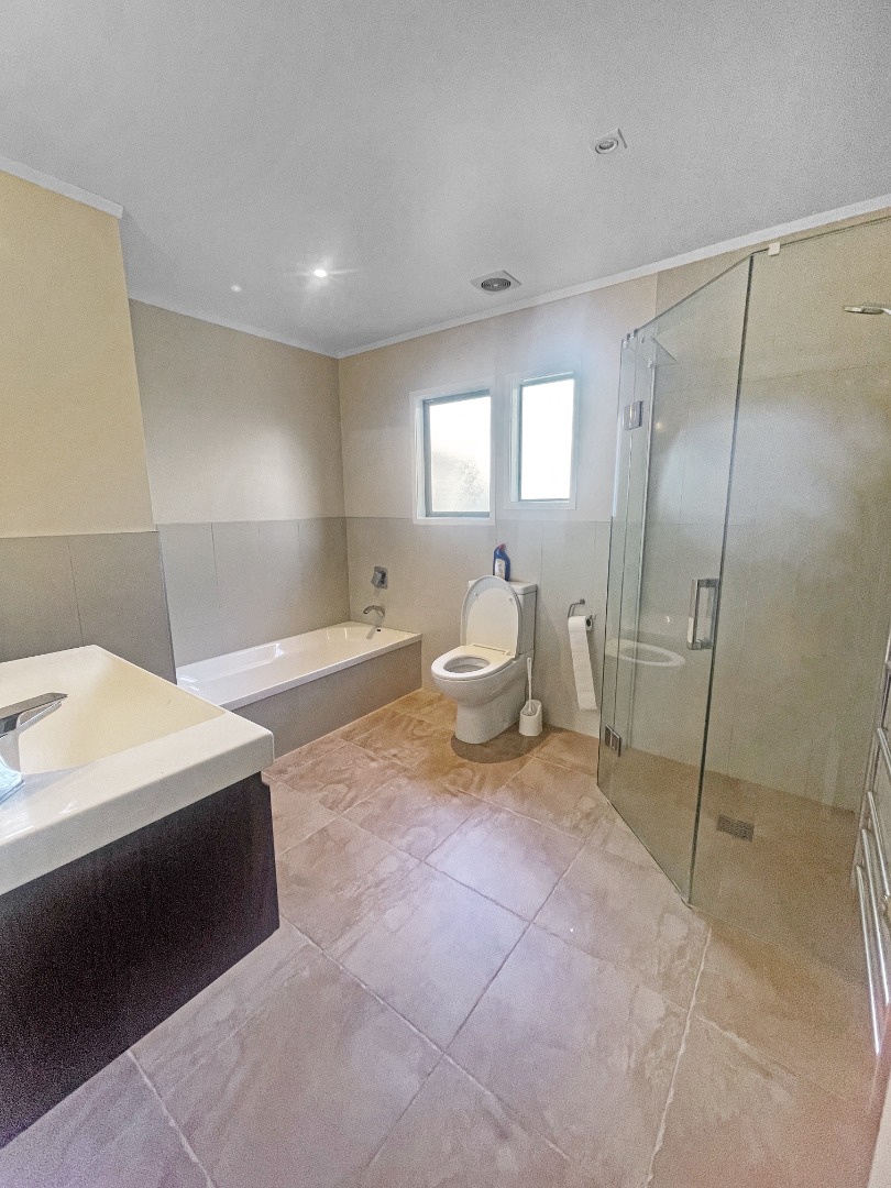 4Bed Family home + Self-Contained 1Bed  photo