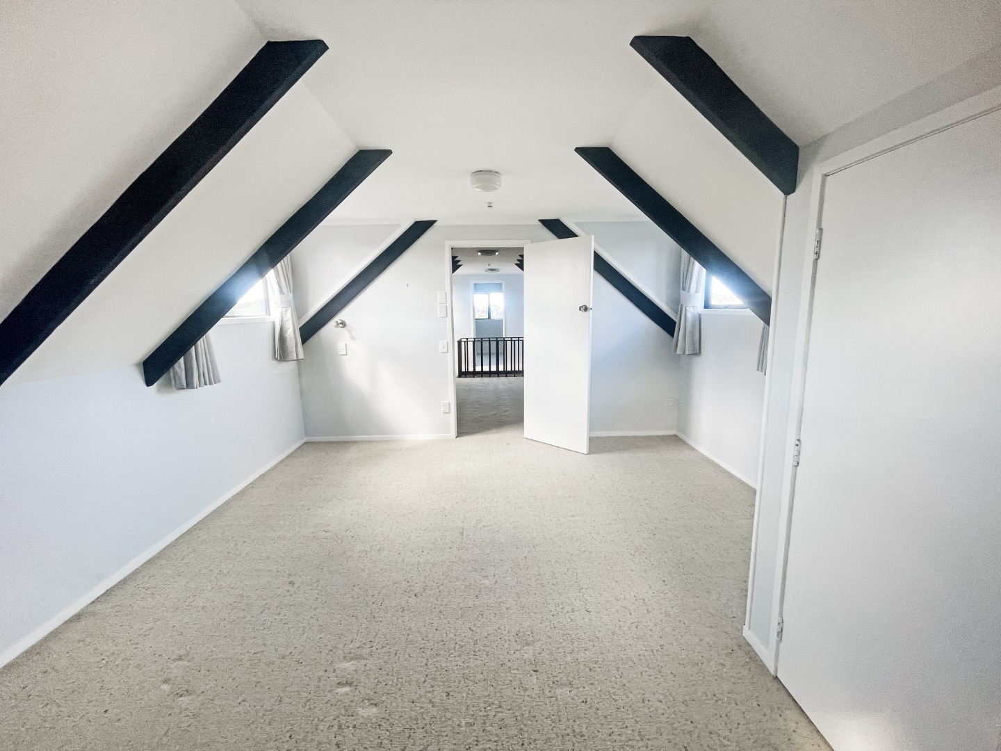 4Bed Family home + Self-Contained 1Bed  photo