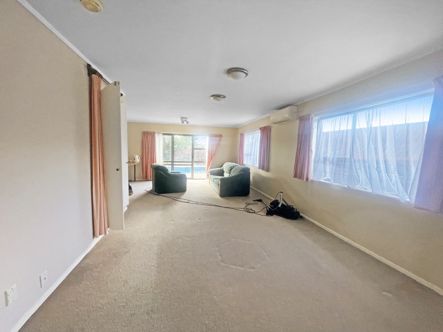 4Bed Family home + Self-Contained 1Bed  photo