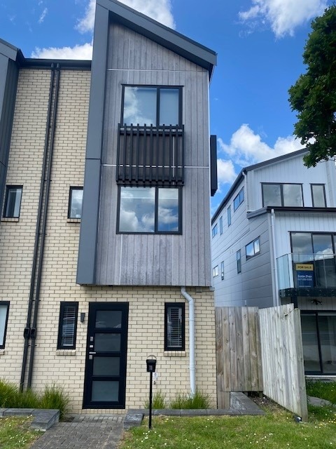 Stylish 3-Bedroom 2.5 bathroom plus a study in Prime Westgate Location photo