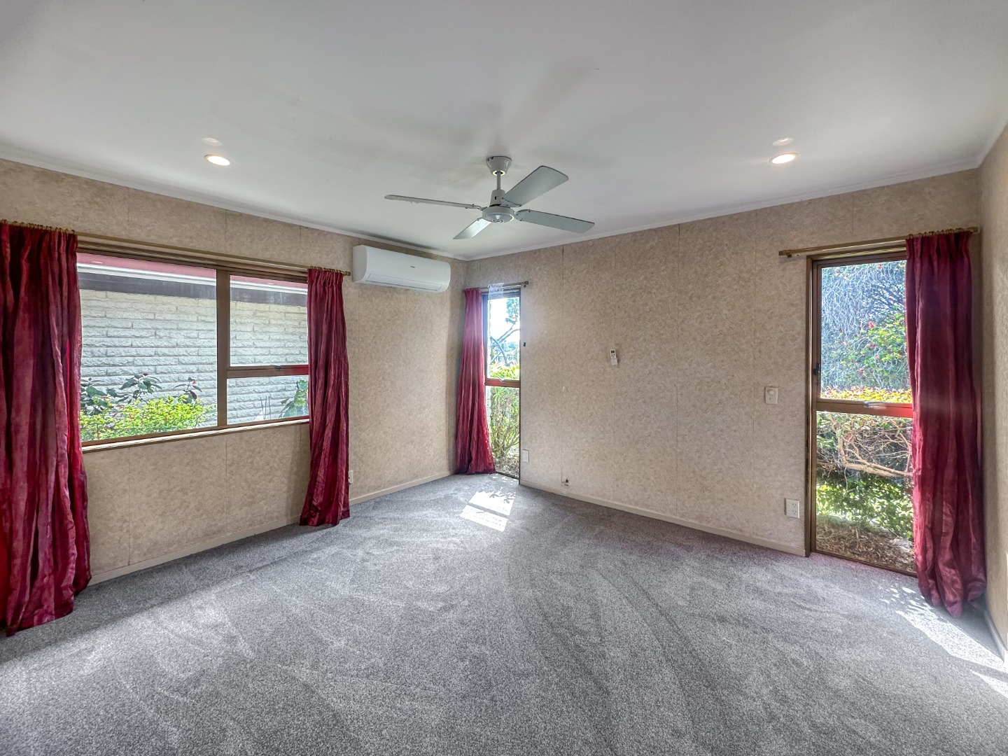 Charming 3-Bedroom Family Home for Lease in Farm Cove photo