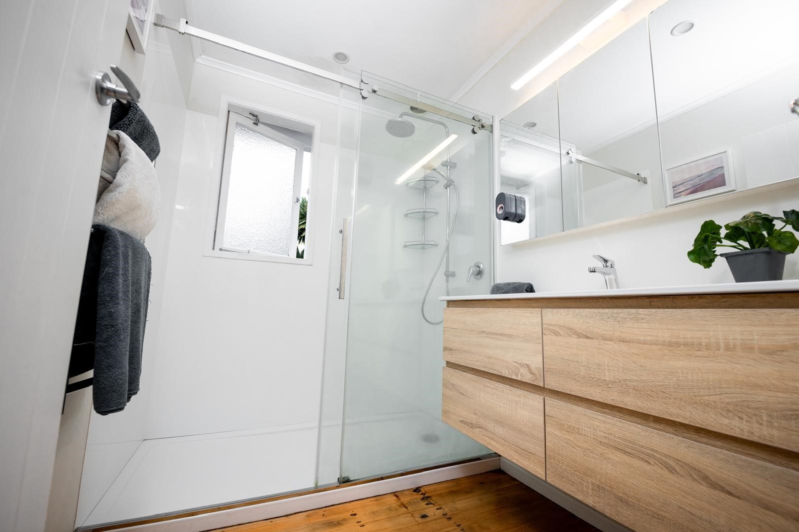 Sunny beautifully renovated 3 bedroom family home photo