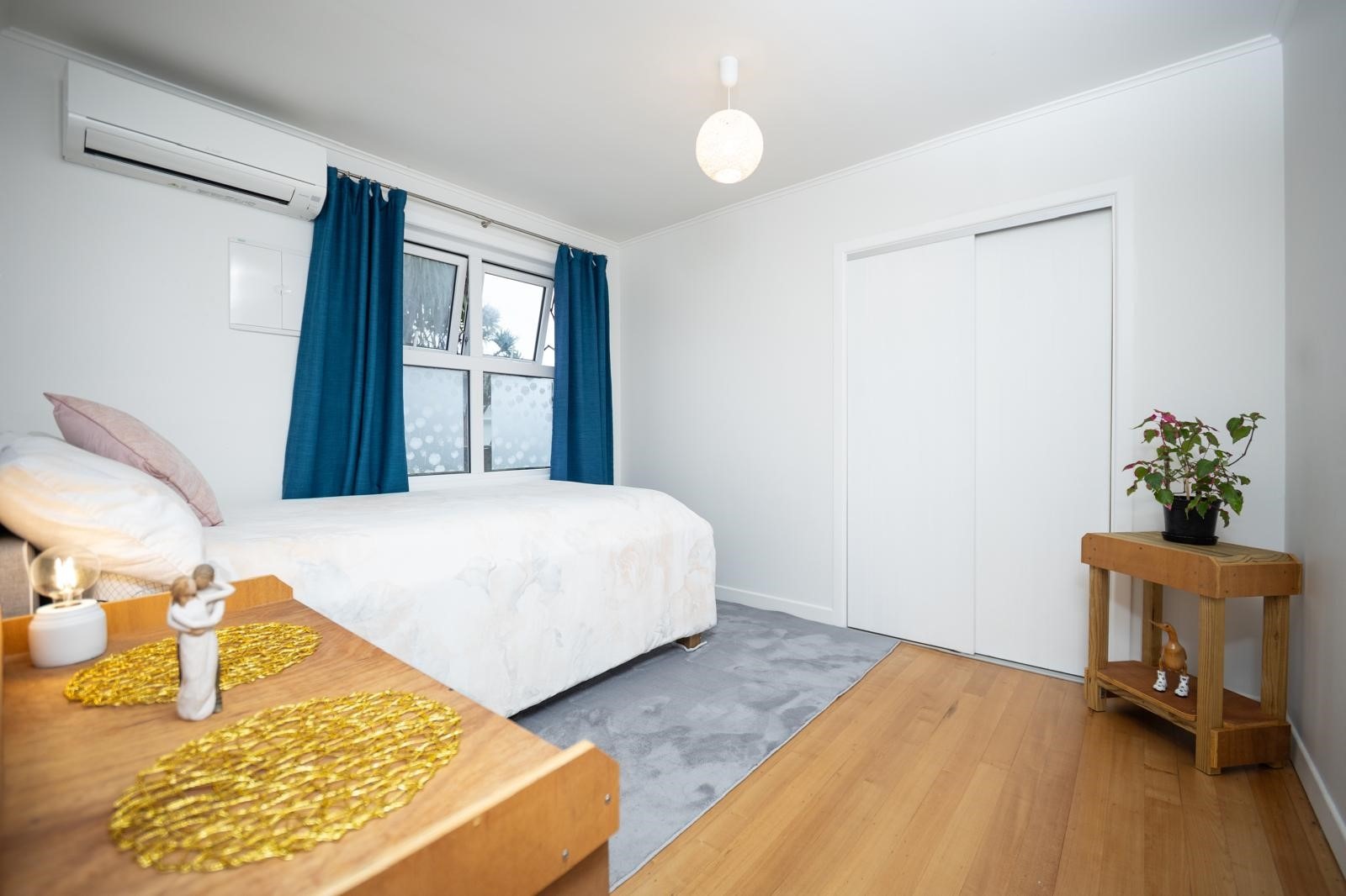 Sunny beautifully renovated 3 bedroom family home photo