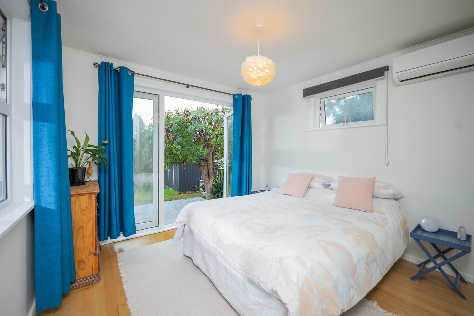 Sunny beautifully renovated 3 bedroom family home photo