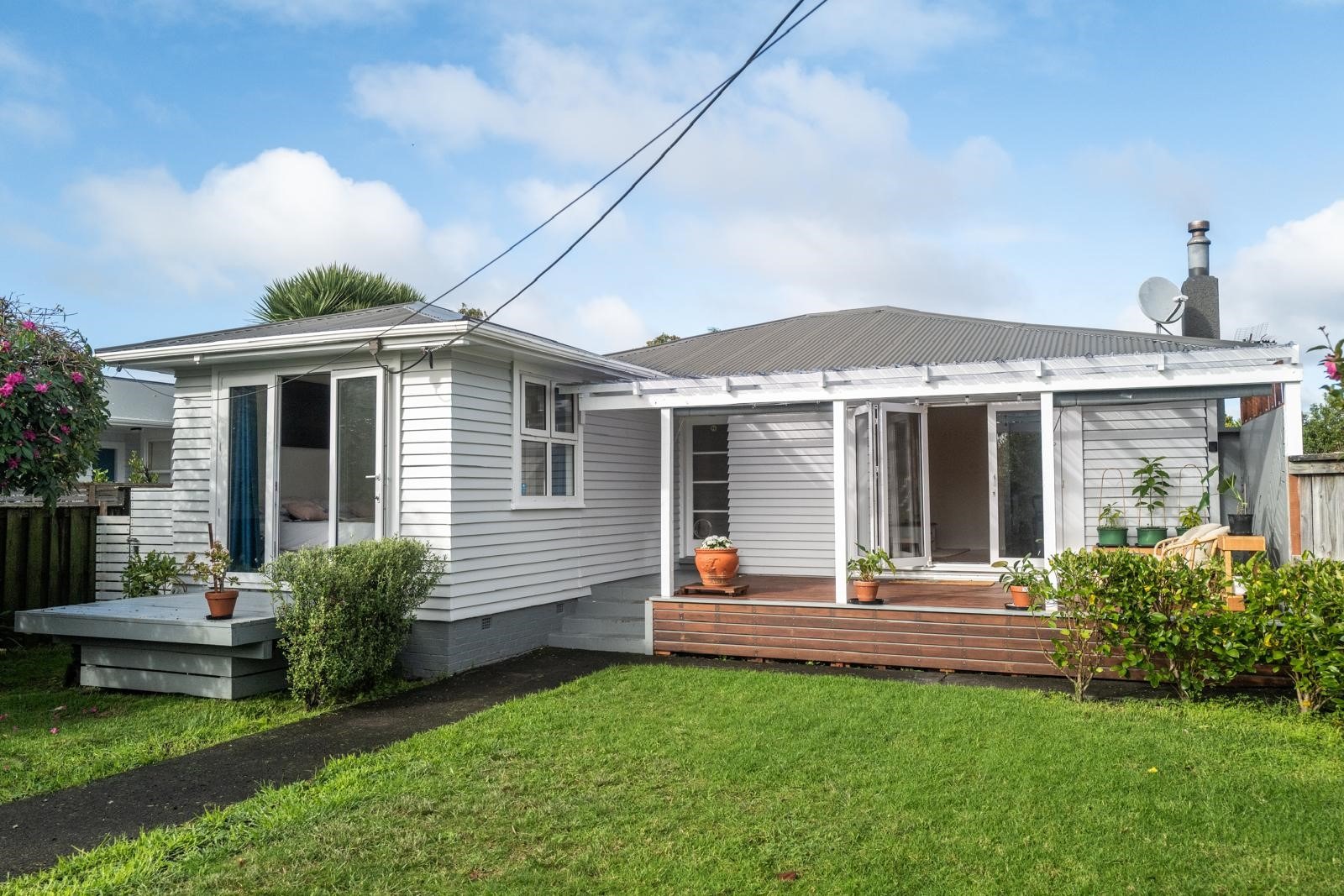 Sunny beautifully renovated 3 bedroom family home photo