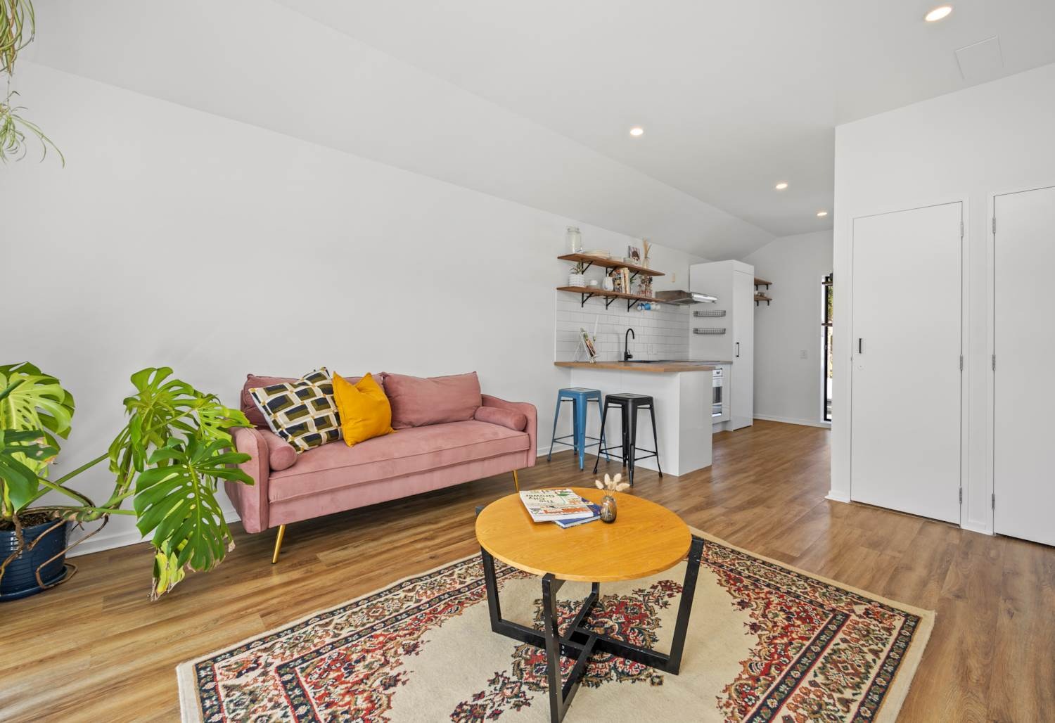 ALBANY - One Bedroom Apartment Opposite Pinehurst School! photo