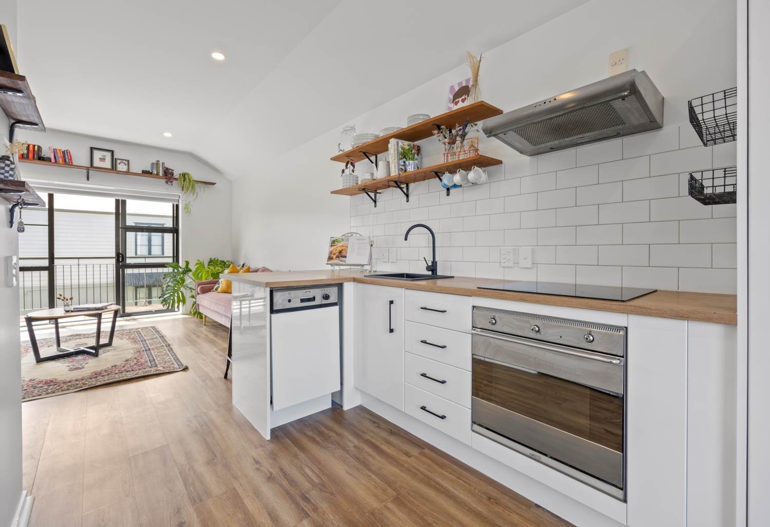 ALBANY - One Bedroom Apartment Opposite Pinehurst School! photo