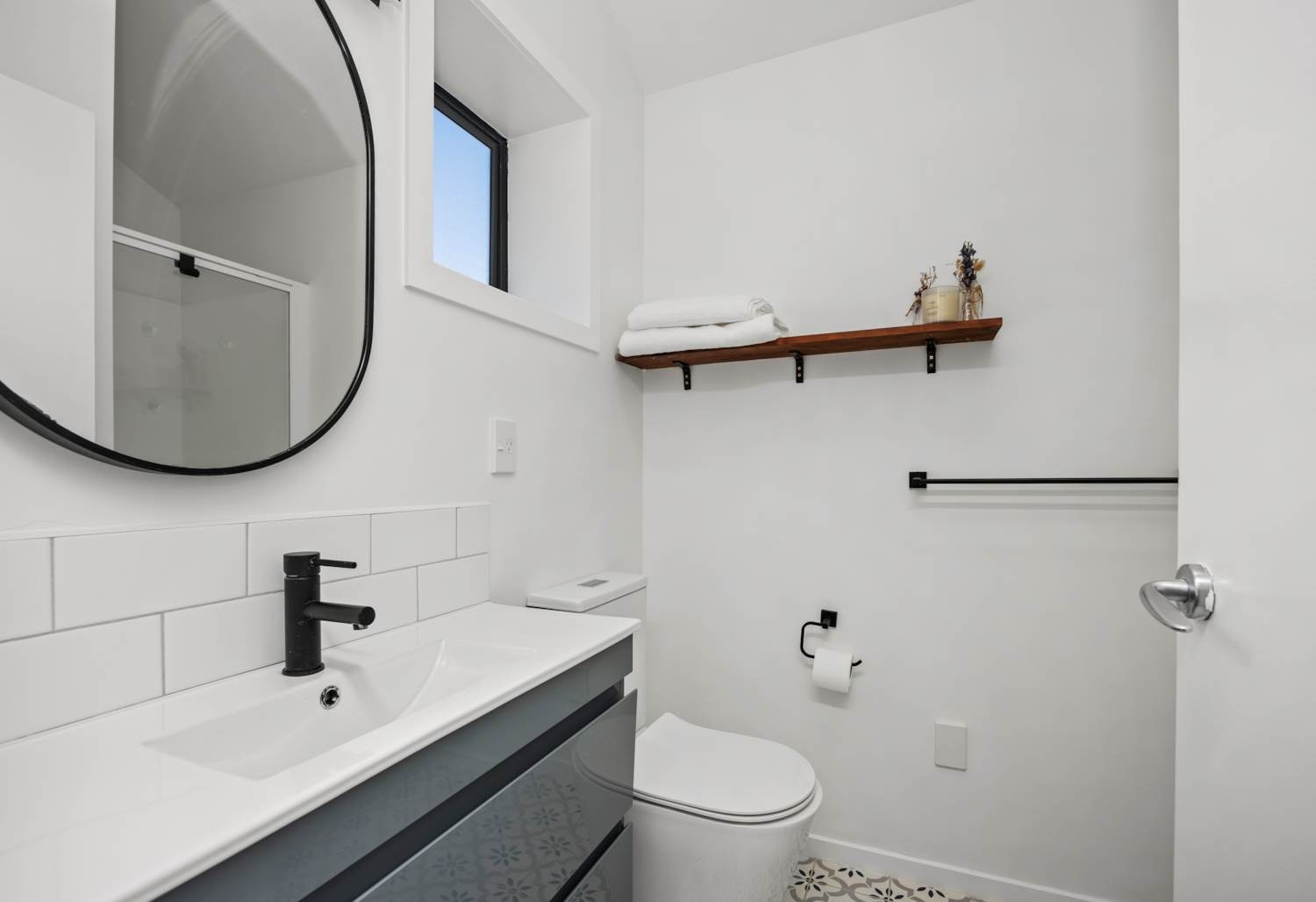 ALBANY - One Bedroom Apartment Opposite Pinehurst School! photo