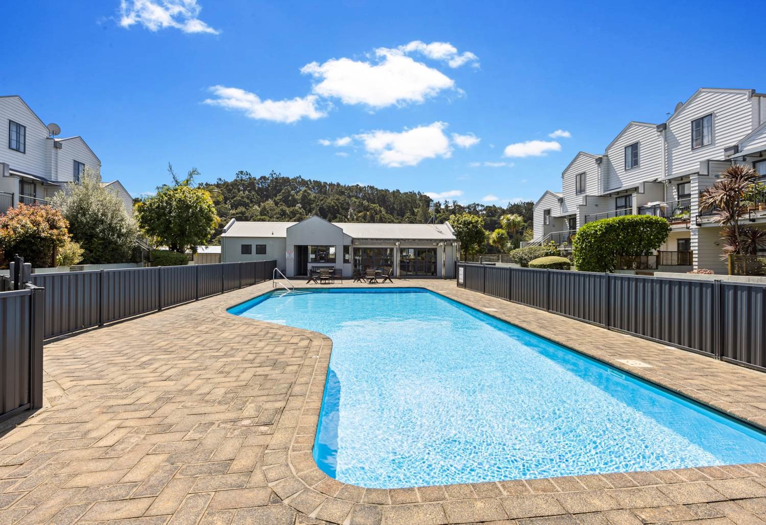 ALBANY - One Bedroom Apartment Opposite Pinehurst School! photo