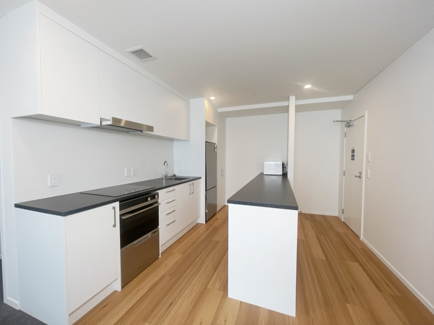 Sunny furnished two bedroom apartment with carpark photo