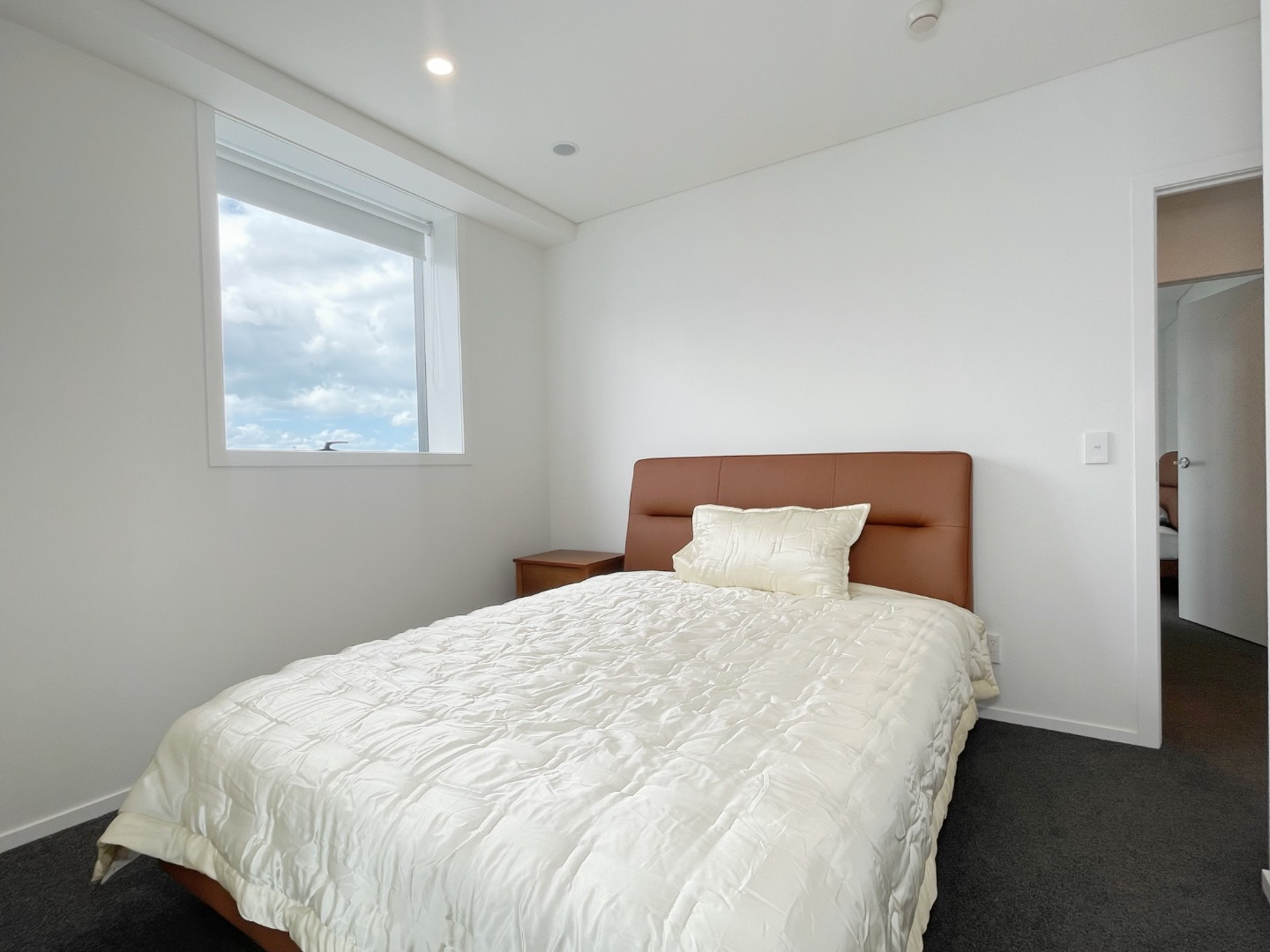 Sunny furnished two bedroom apartment with carpark photo