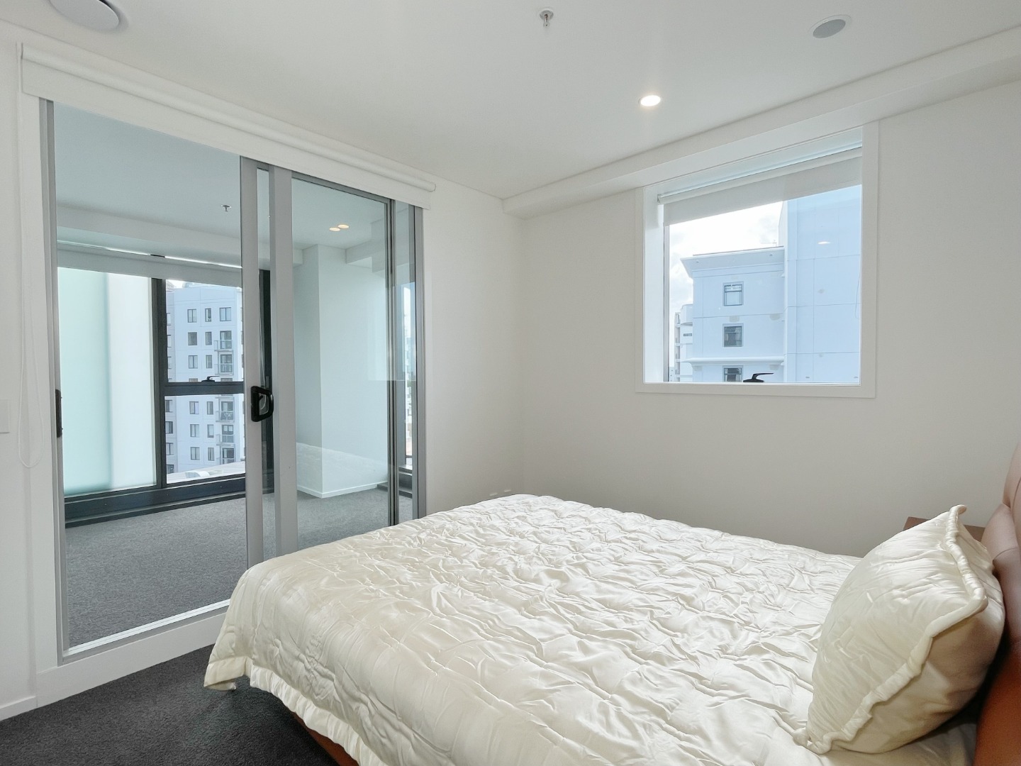 Sunny furnished two bedroom apartment with carpark photo