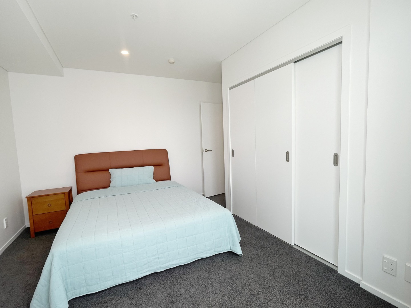 Sunny furnished two bedroom apartment with carpark photo