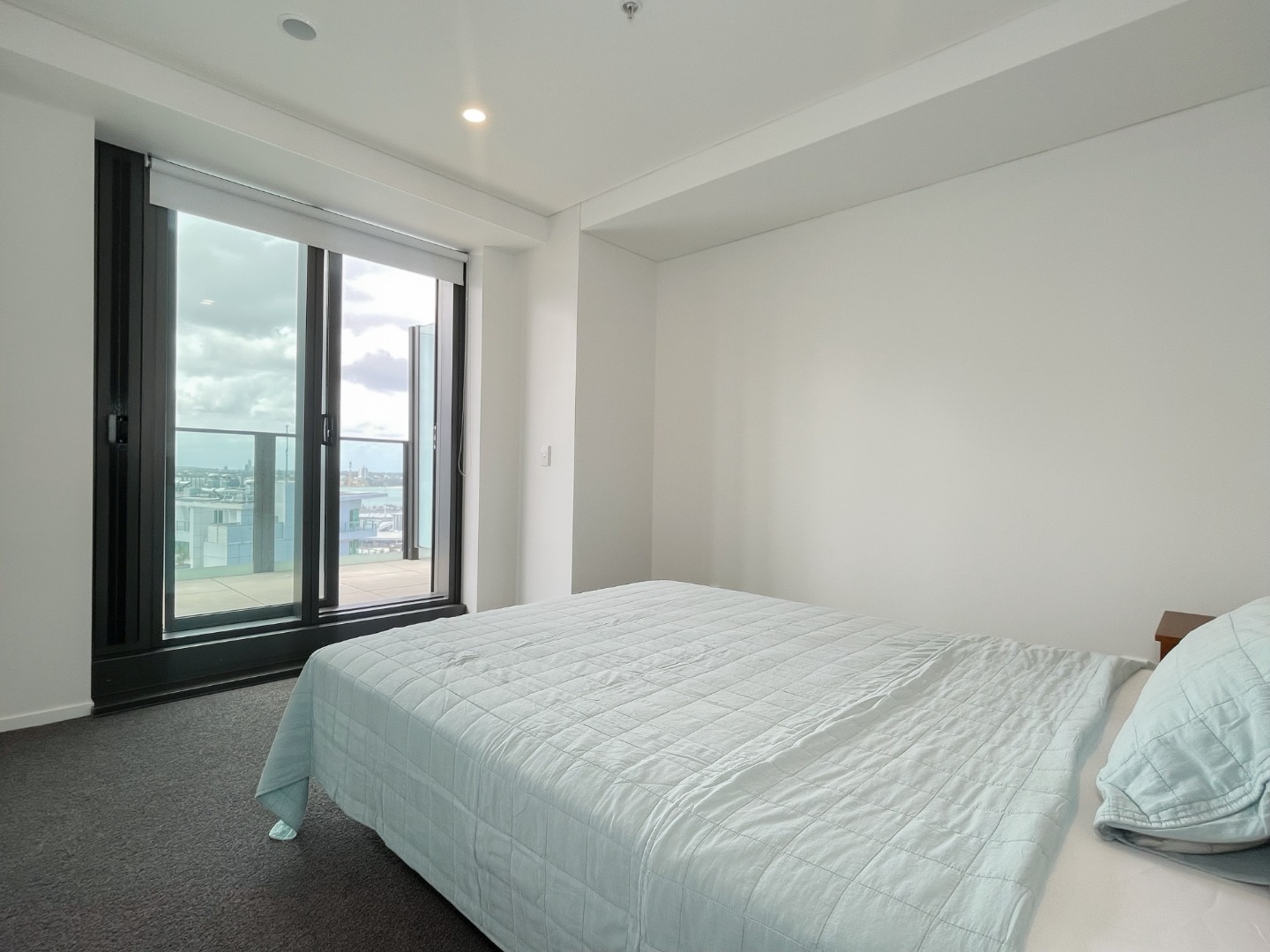 Sunny furnished two bedroom apartment with carpark photo