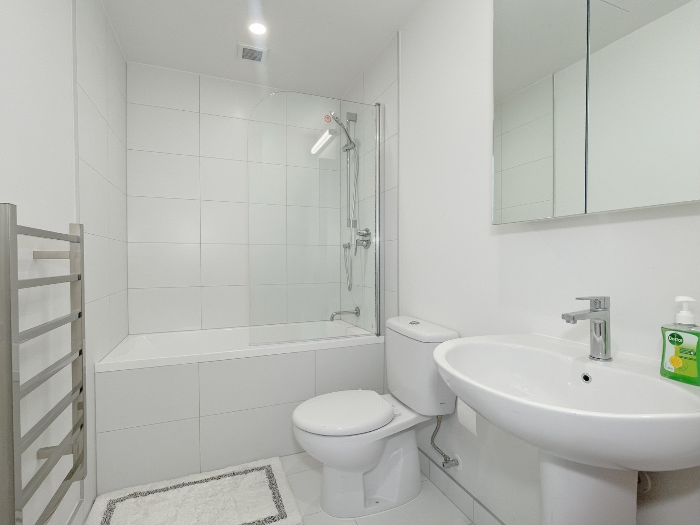 Sunny furnished two bedroom apartment with carpark photo