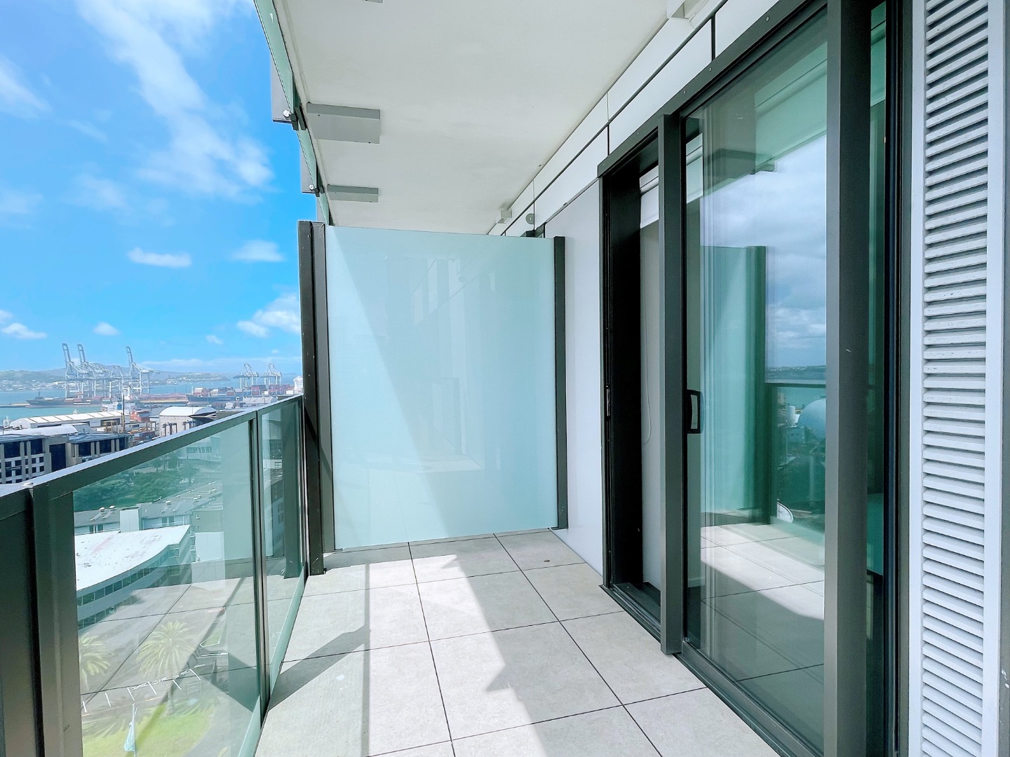 Sunny furnished two bedroom apartment with carpark photo