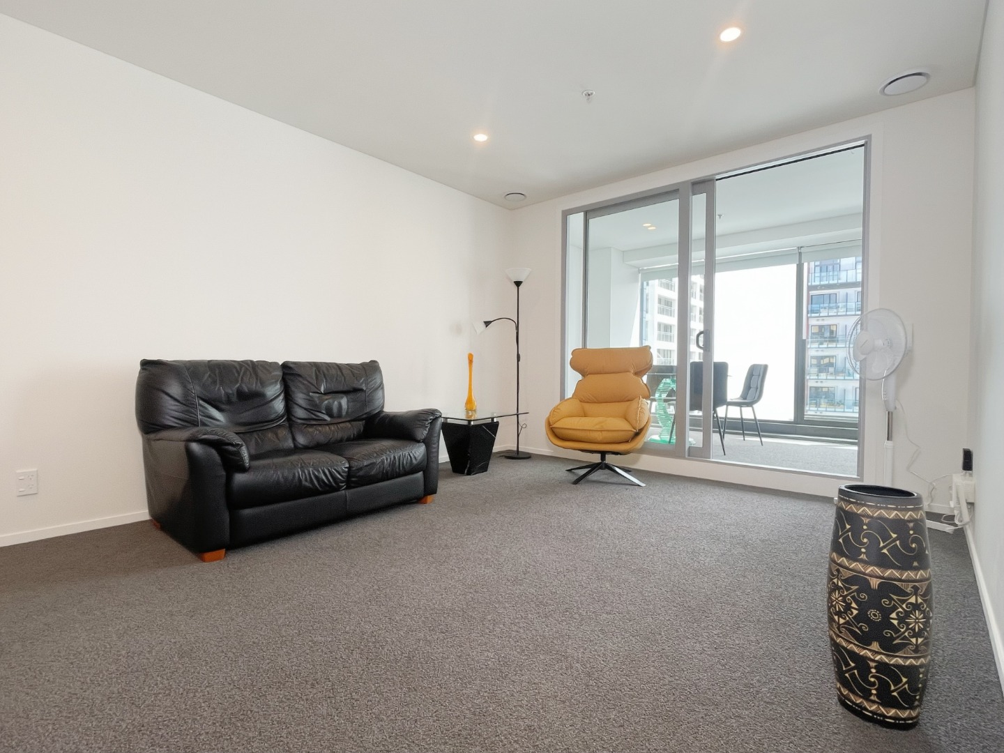 Sunny furnished two bedroom apartment with carpark photo