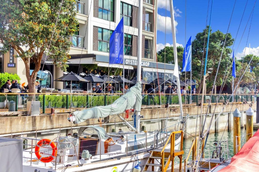 Sunny furnished two bedroom apartment with carpark photo