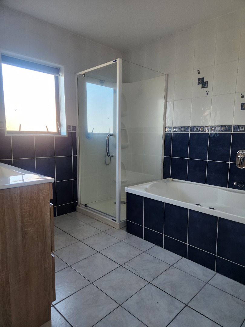 Manukau Heights - 4 brm, 2 bathroom photo