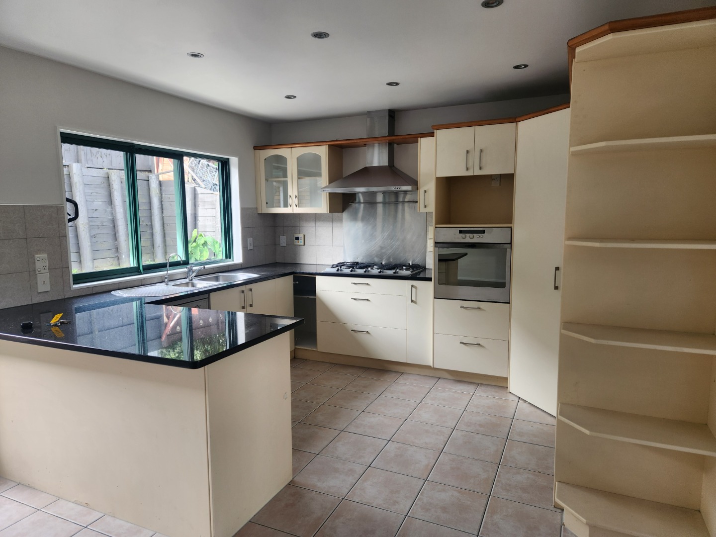 Manukau Heights - 4 brm, 2 bathroom photo