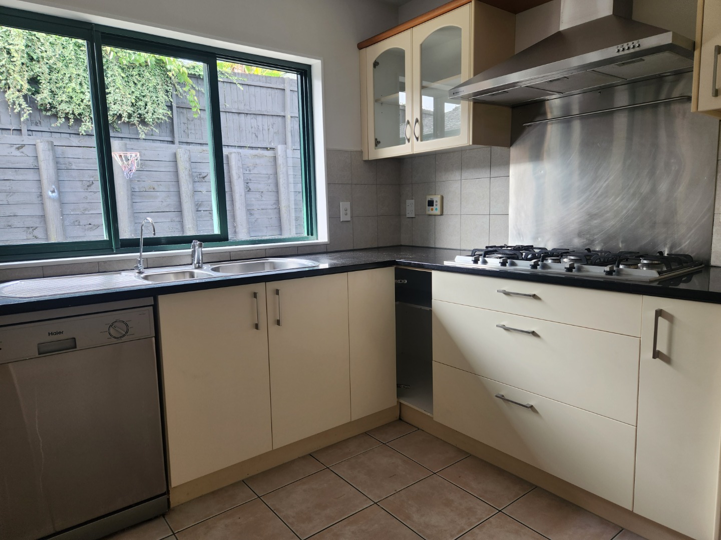 Manukau Heights - 4 brm, 2 bathroom photo