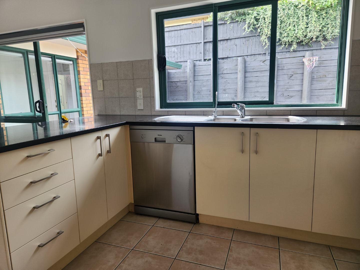 Manukau Heights - 4 brm, 2 bathroom photo