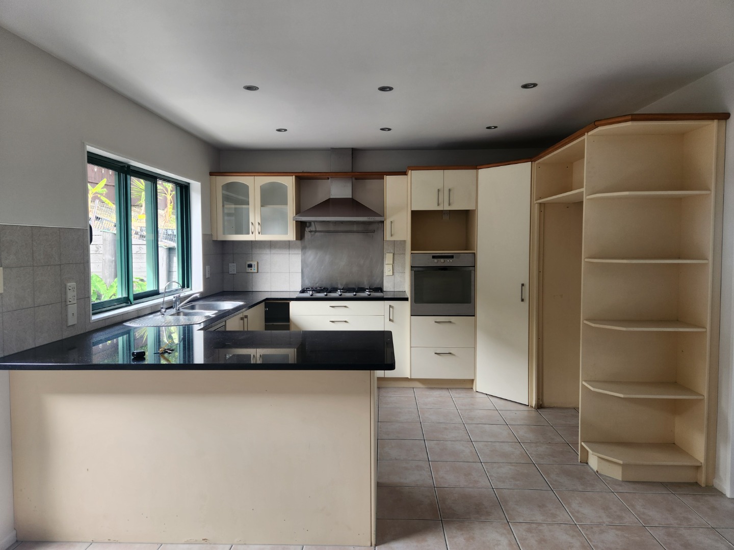 Manukau Heights - 4 brm, 2 bathroom photo