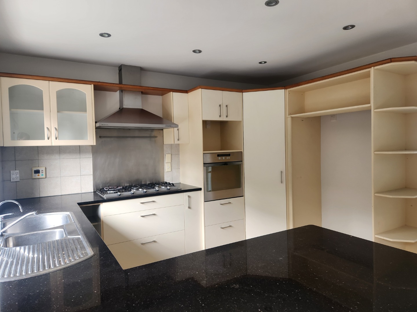 Manukau Heights - 4 brm, 2 bathroom photo