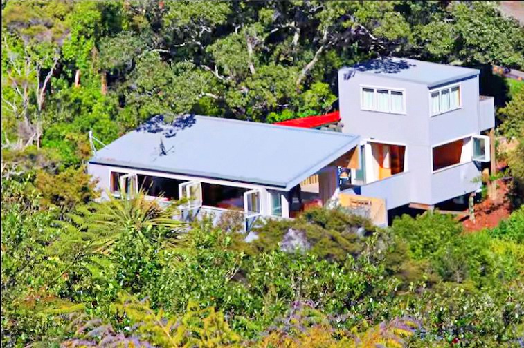 Charming Two-Storey 3-Bedroom Home in Palm Beach – $875/week photo