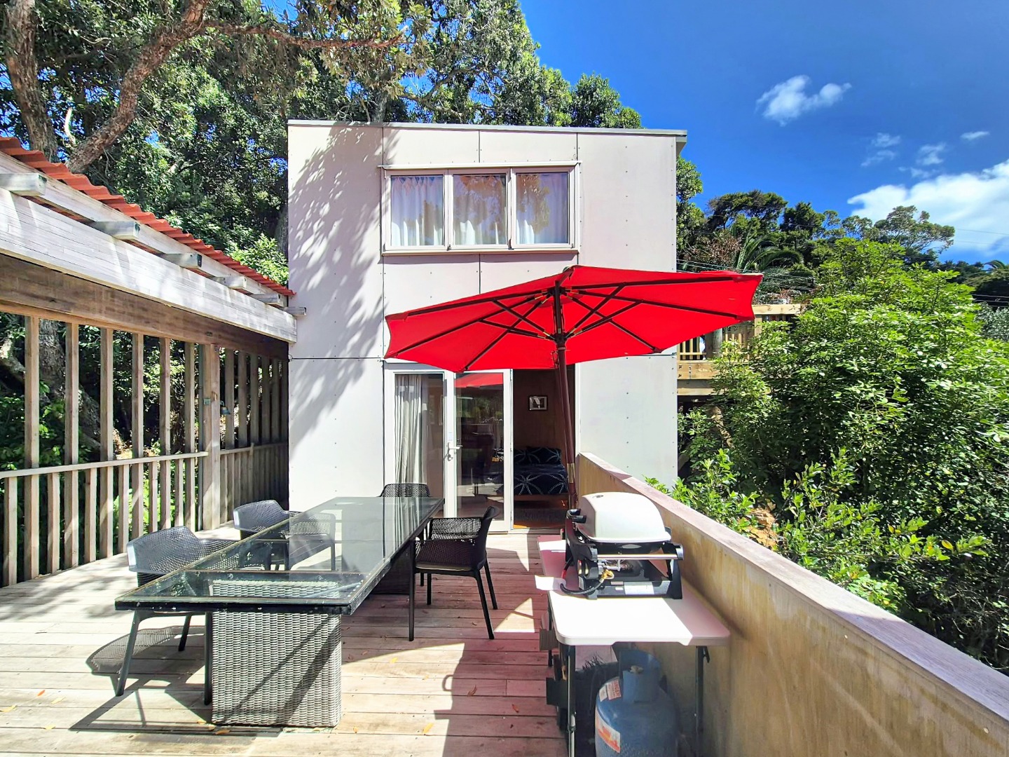 Charming Two-Storey 3-Bedroom Home in Palm Beach – $875/week photo