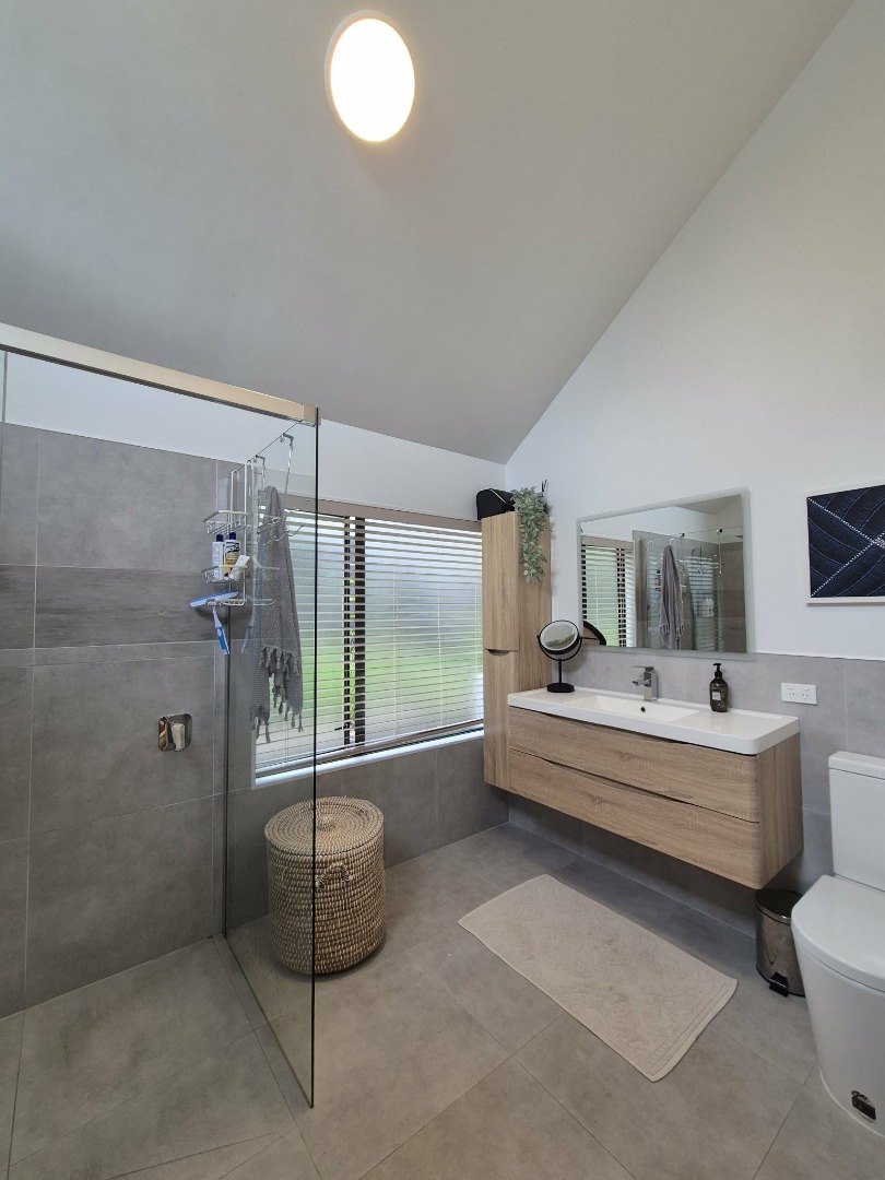 Commanding Clifftop Residence $850 p/w photo