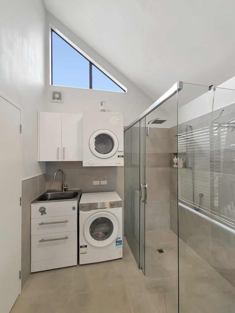 Commanding Clifftop Residence $850 p/w photo