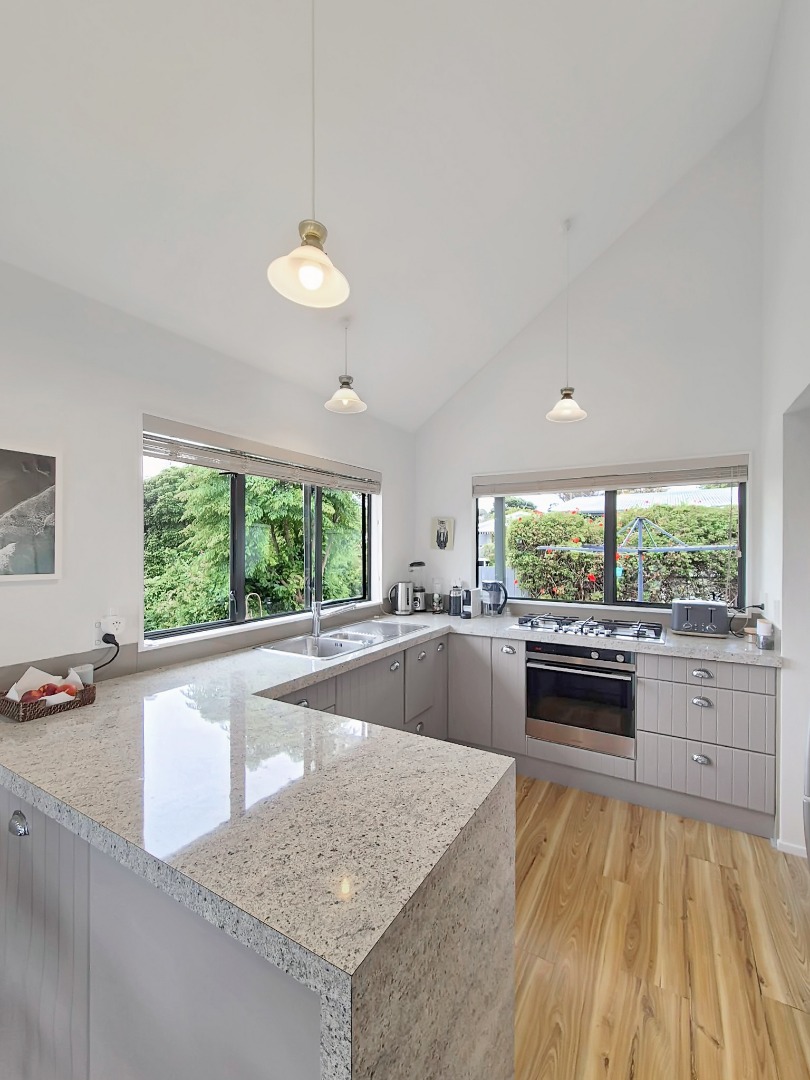 Commanding Clifftop Residence $850 p/w photo