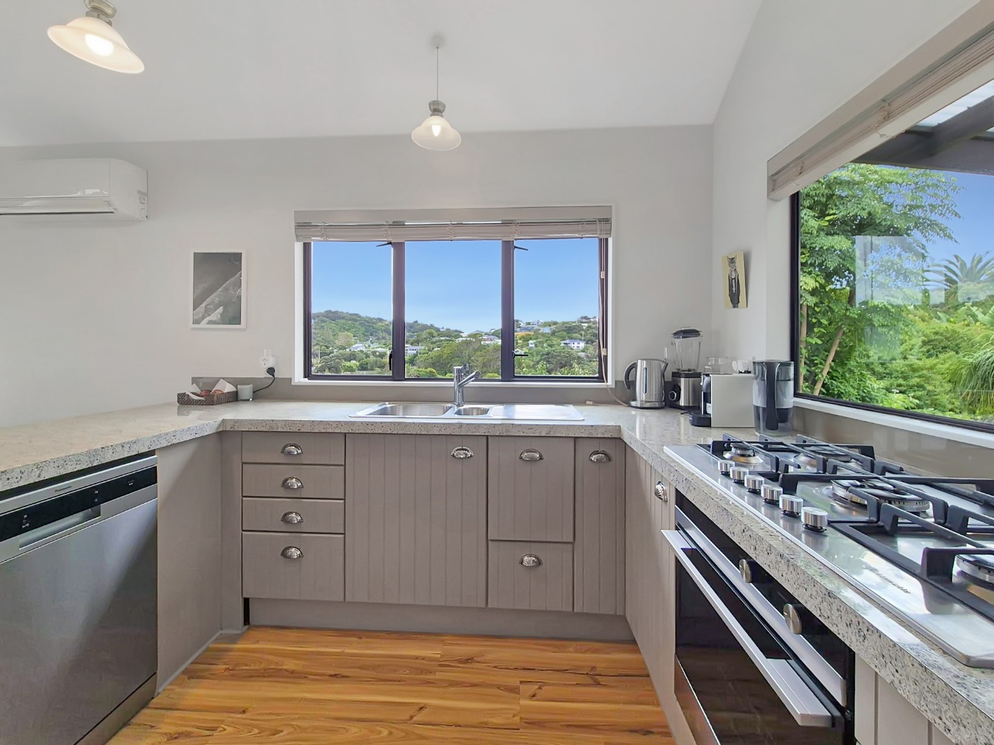 Commanding Clifftop Residence $850 p/w photo