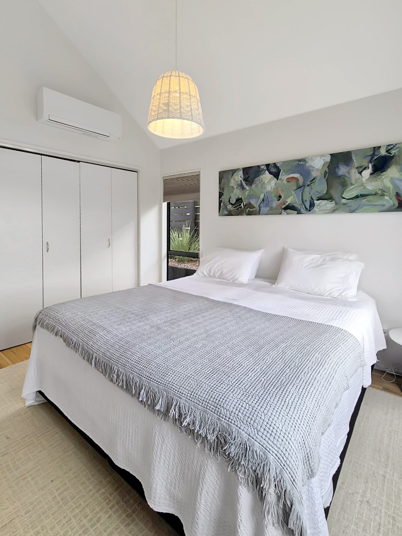 Commanding Clifftop Residence $850 p/w photo