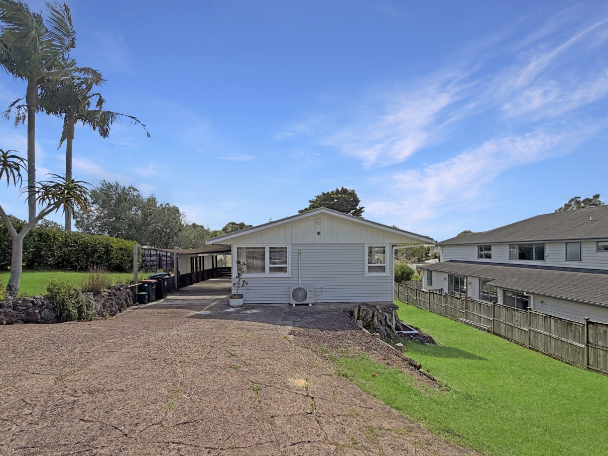 Beautiful 3-Bedroom Family Home in Blockhouse Bay  photo