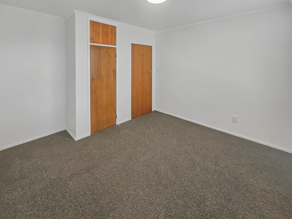 ONE TREE HILL  Moana Avenue 3 bedroom recently decorated with double lock up garage photo