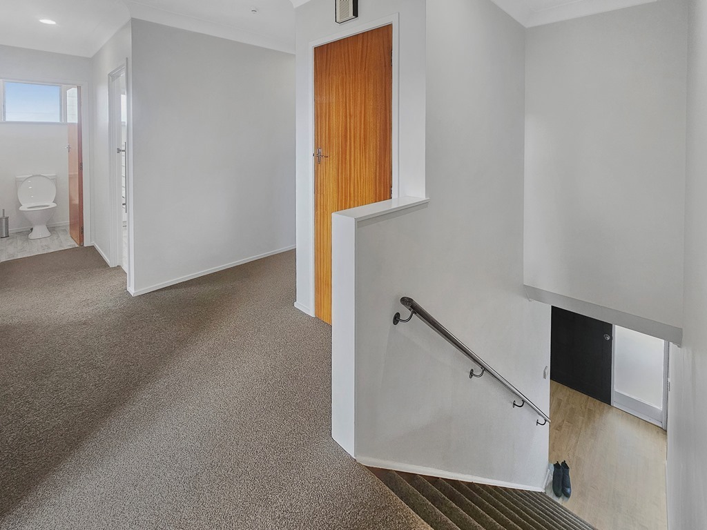 ONE TREE HILL  Moana Avenue 3 bedroom recently decorated with double lock up garage photo