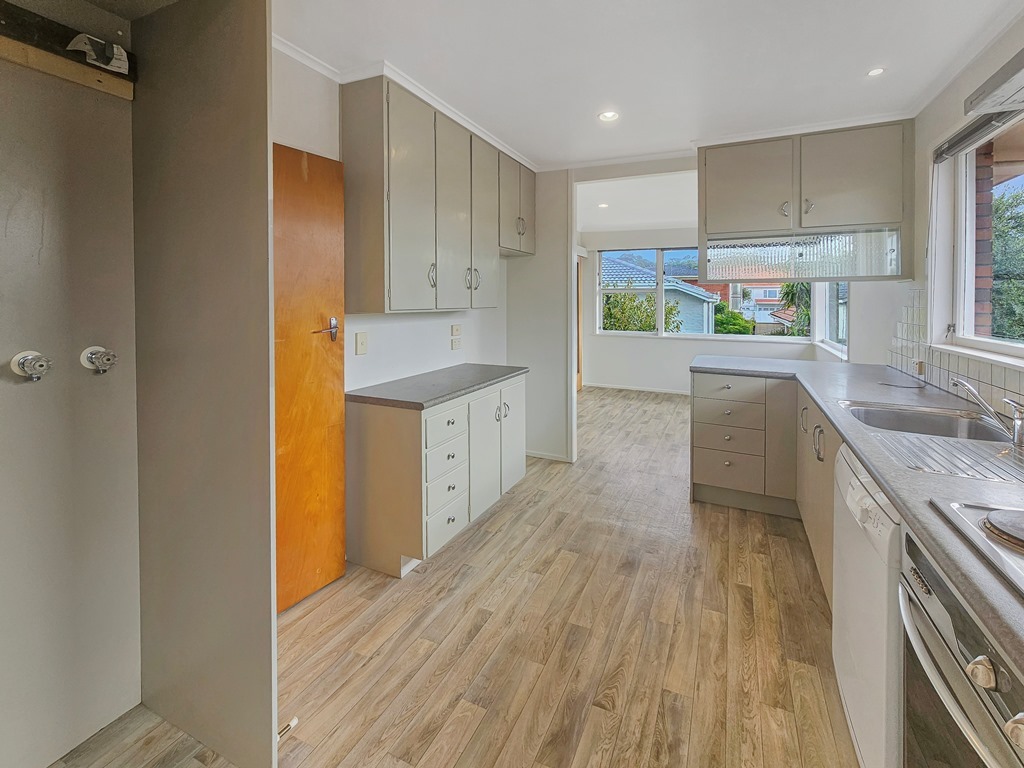 ONE TREE HILL  Moana Avenue 3 bedroom recently decorated with double lock up garage photo