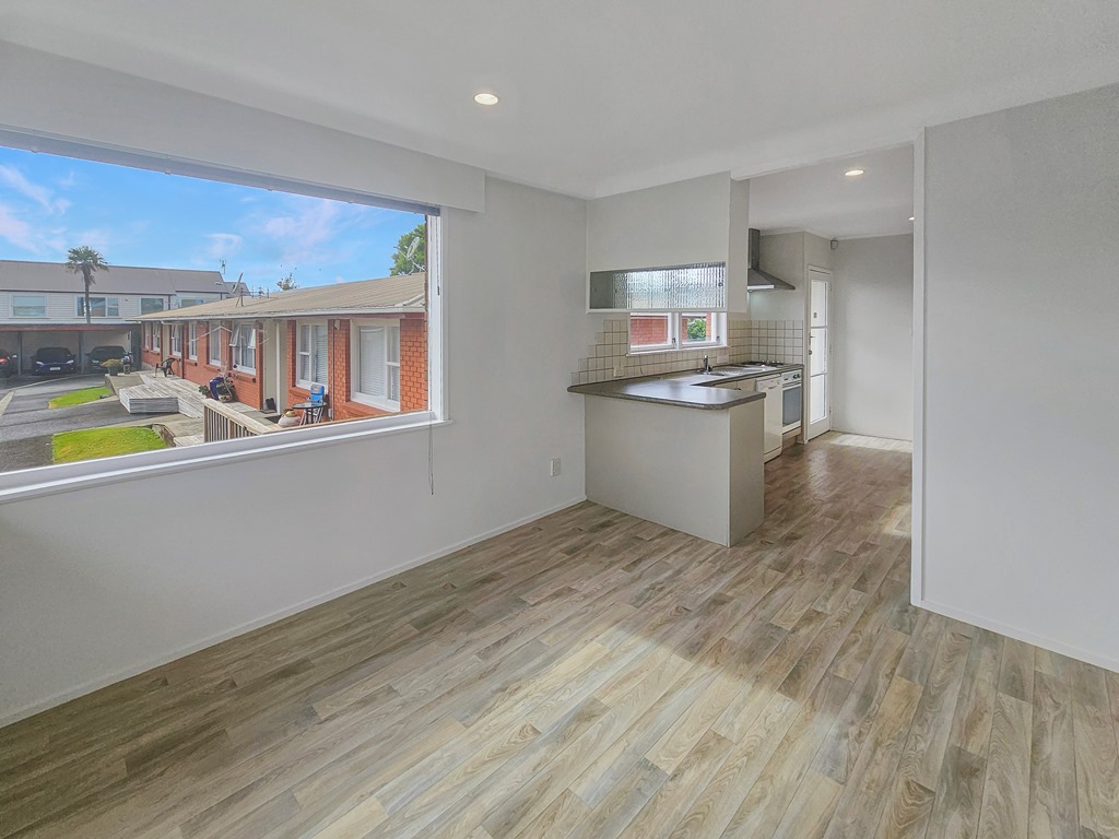 ONE TREE HILL  Moana Avenue 3 bedroom recently decorated with double lock up garage photo
